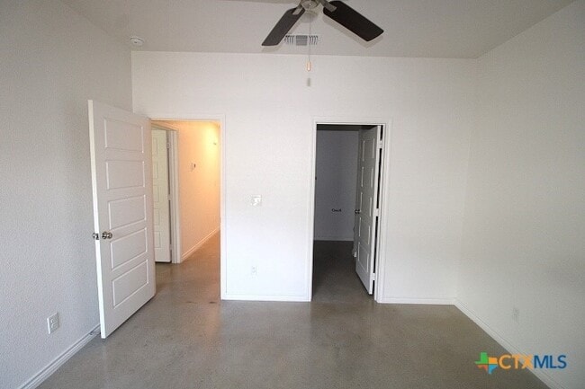 Building Photo - 102 Lost Trl