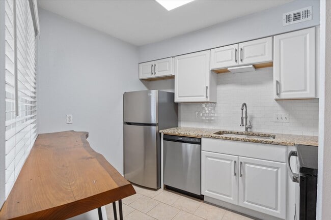 Building Photo - 1840 Burton Dr