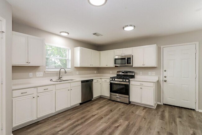 Building Photo - 15503 Gallant Ct