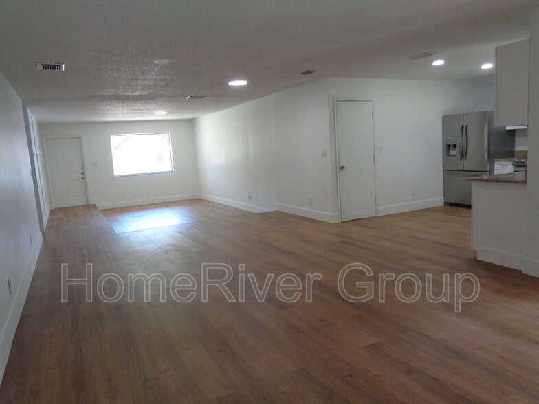 Building Photo - 665 NE 39th St