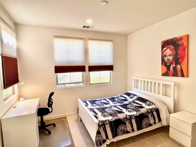 Building Photo - 22 Poppy