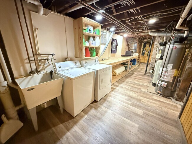 Building Photo - 1329 Milton St