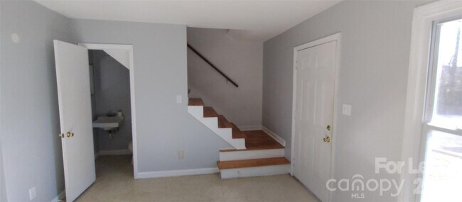 Building Photo - 2667 Dr Carver Rd