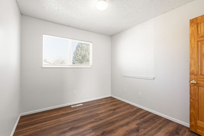 Building Photo - 2 bedroom, 1 bathroom in Loveland.