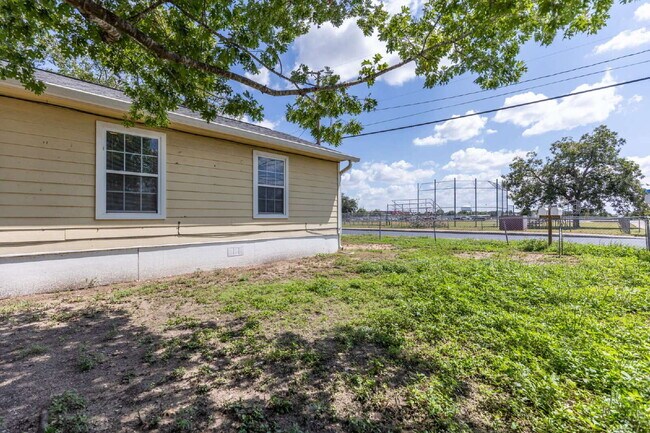 Building Photo - 303 Villareal St