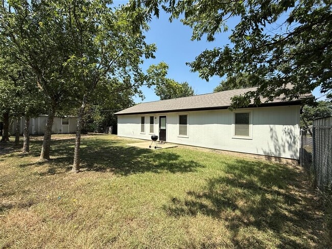 Building Photo - 314 Raintree Dr
