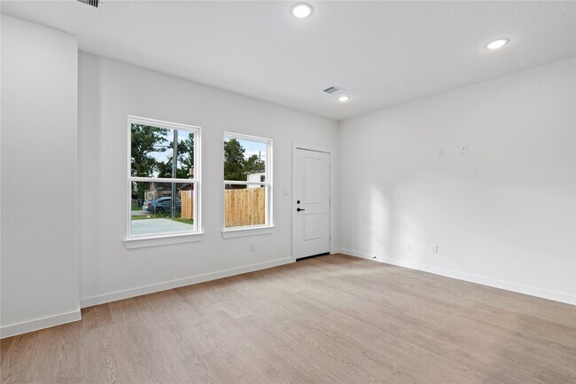 Building Photo - 1031 North Ln