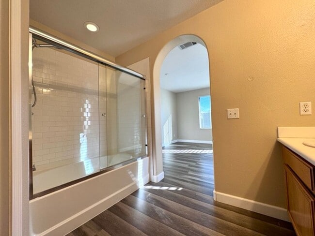 Building Photo - Beautiful and Spacious 3 Bedroom 2.5 Bath ...