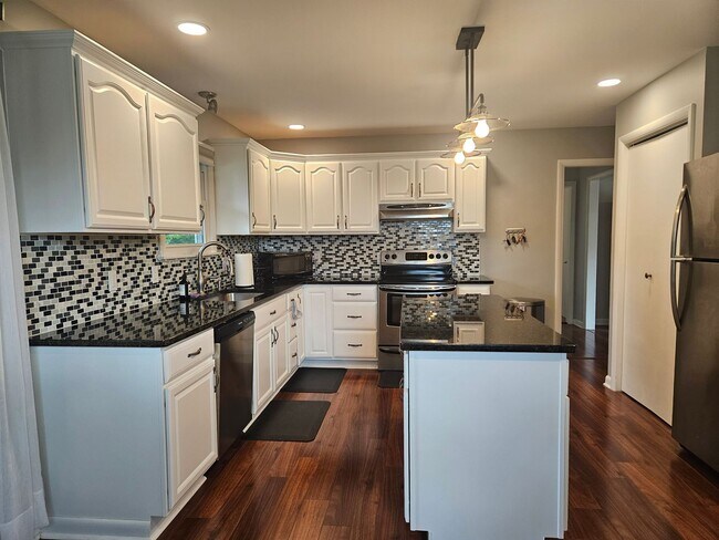 Building Photo - 400 Spring Lea Dr