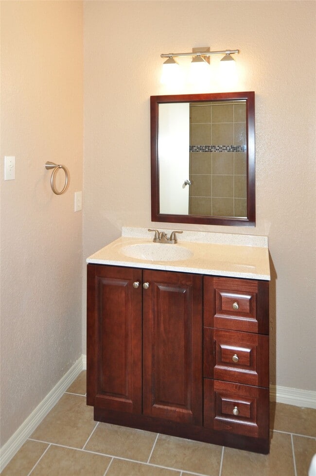 Building Photo - 4710 Pine St