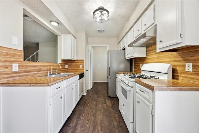 Building Photo - 710 Rollingway Dr