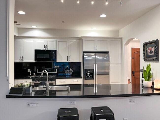 Building Photo - 5037 Rosewood Ave