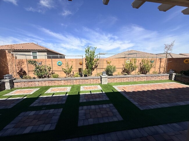 Building Photo - Gated NW community 5Bed