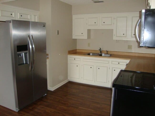 Building Photo - Townhome near I-65/Nashville