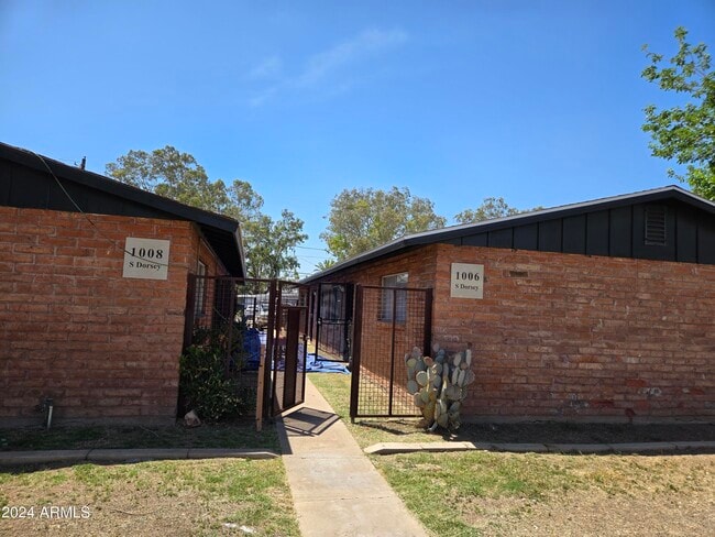 Primary Photo - 1006 S Dorsey Ln