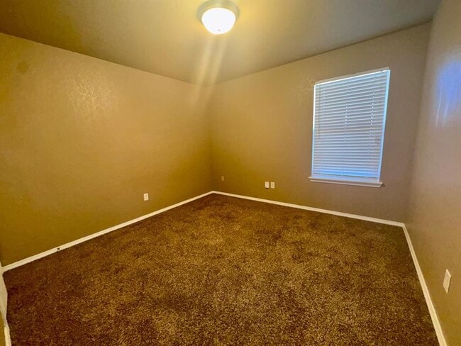 Building Photo - 421 Sterling Pointe Way