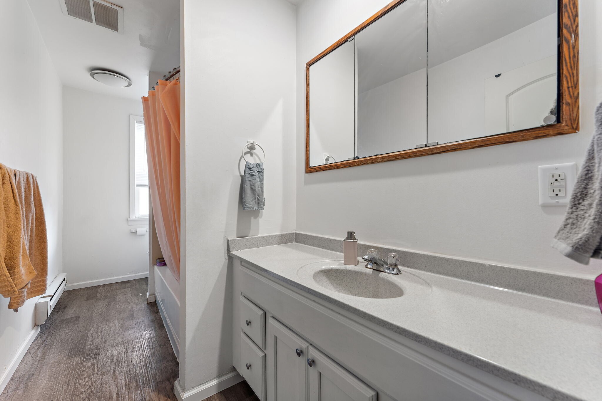 Full bathroom - 3101 E 24th St