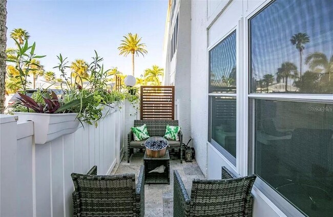 Building Photo - 661 Poinsettia Ave