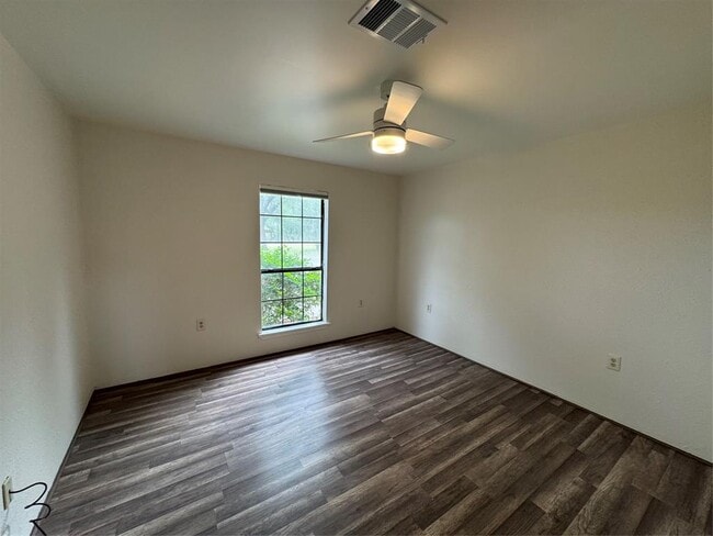 Building Photo - 301 Mesa Dr
