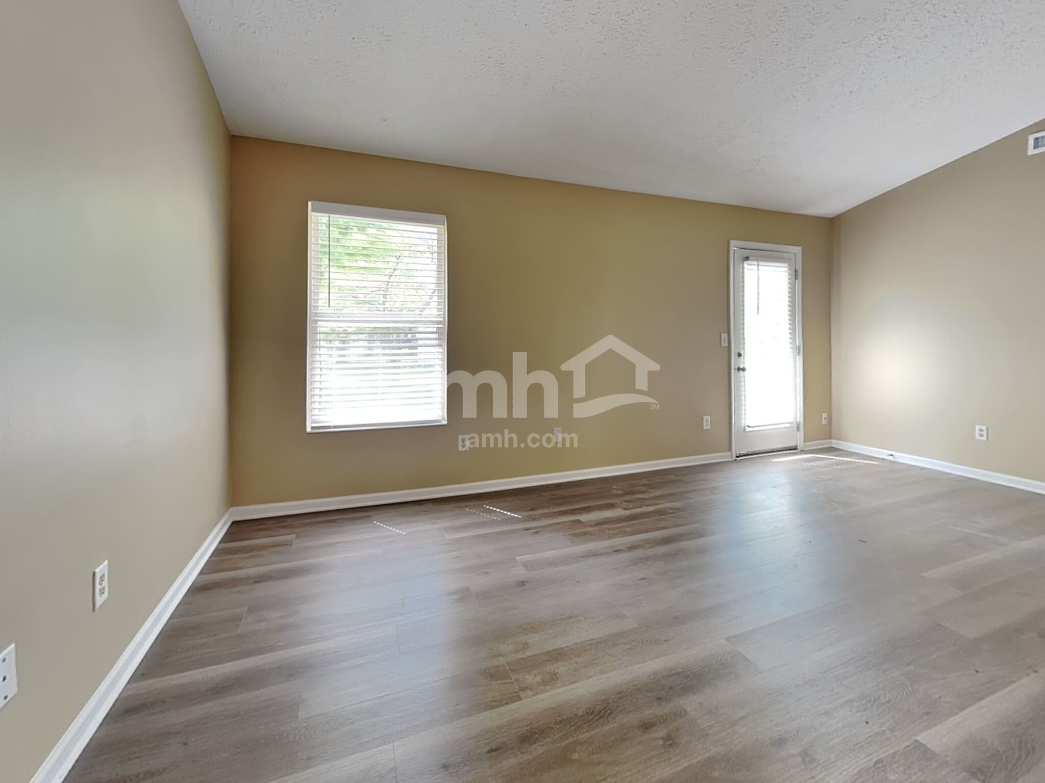 Building Photo - 19 Pond Ln