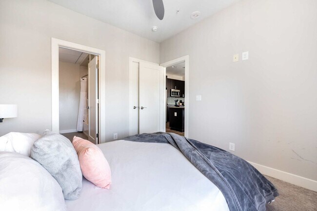 Building Photo - 10 Light St