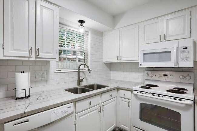 Building Photo - 857 Wax Myrtle Ln