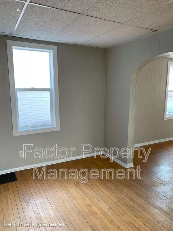 Building Photo - 527 E Hickory St