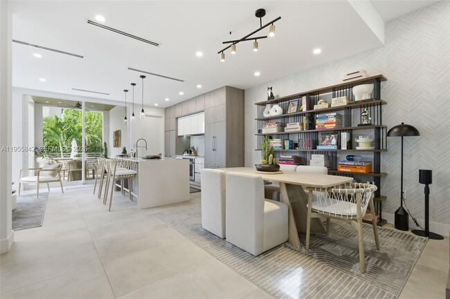 Building Photo - 454 Fernwood Rd