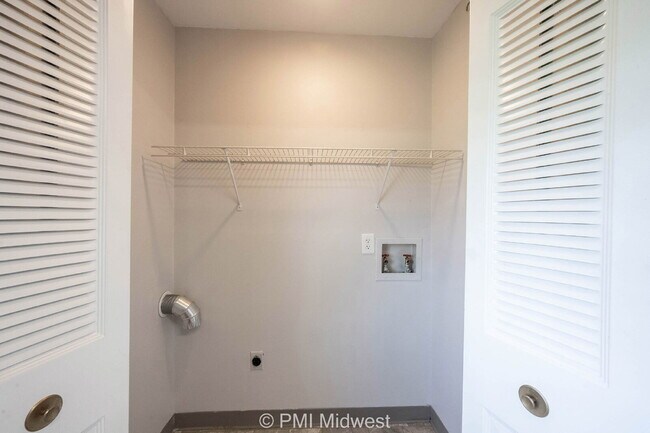 Building Photo - "Charming 2-Bedroom Retreat in the Heart of Shelbyville – Perfectly Cozy at 800 Sq Ft!"