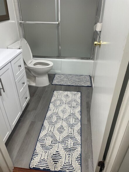 Bathroom - 2642 1/2 S Corning St