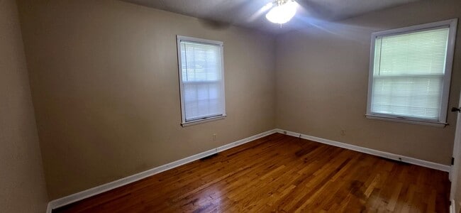 Building Photo - 3 Bedroom Home $1095! 2 Living Areas! Sout...