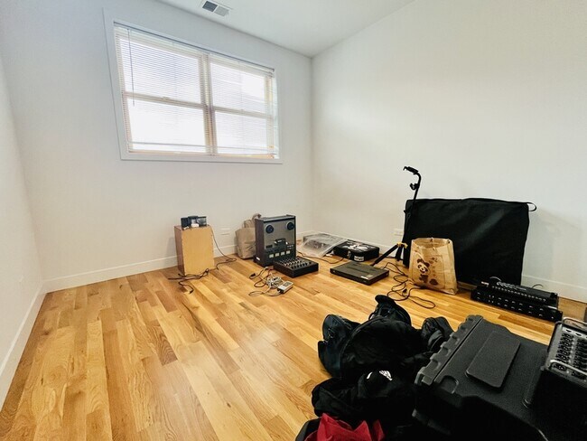 Building Photo - 806 S Claremont Ave