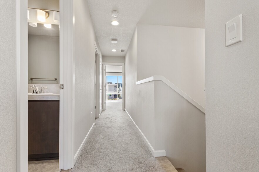 Building Photo - 7447 SE Chinquapin Dr