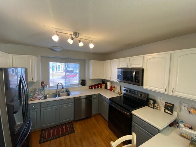 Building Photo - Nice 4 Bed 2 Bath Home Close to Ft Carson!!!