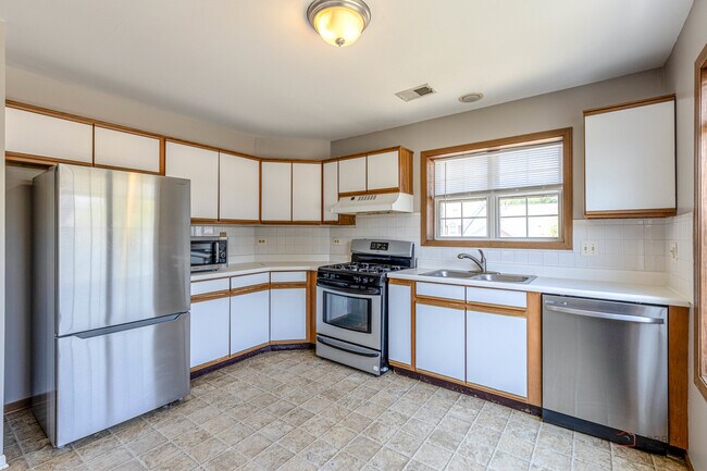 Building Photo - 2847 Heatherwood Dr