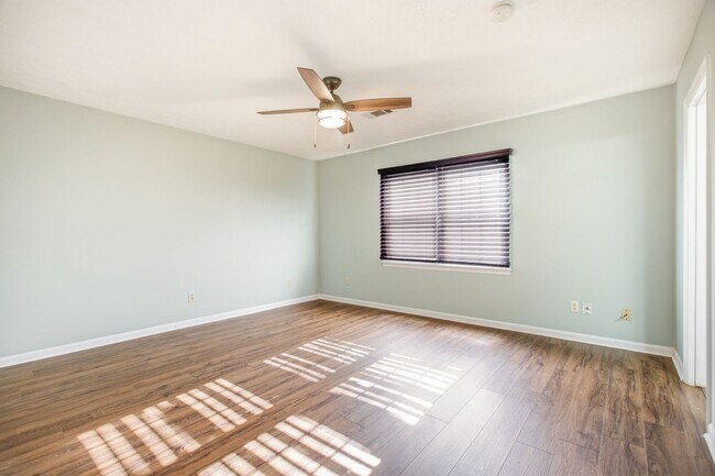 Building Photo - FOR RENT in NORTH COLUMBUS! Available NOW!