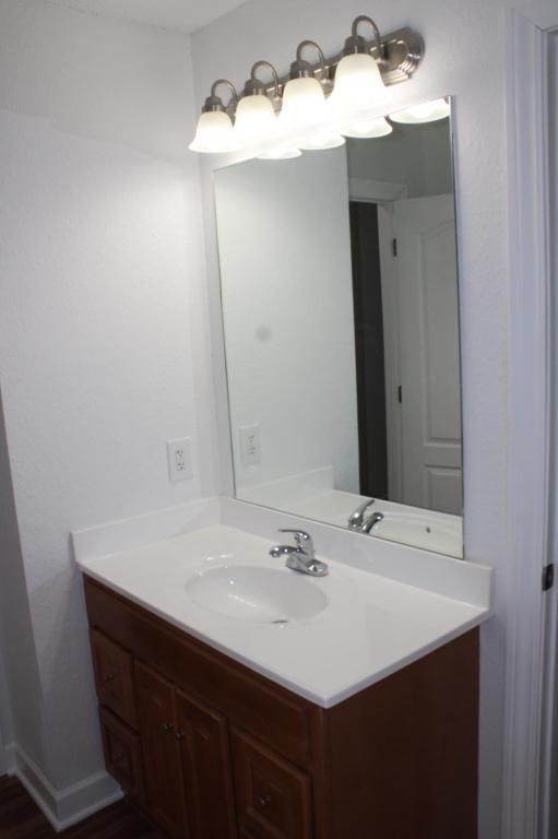 Building Photo - 900 SW Peach Tree Ln