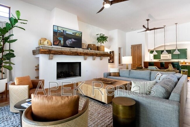 Building Photo - 690 W Linda Vista Dr