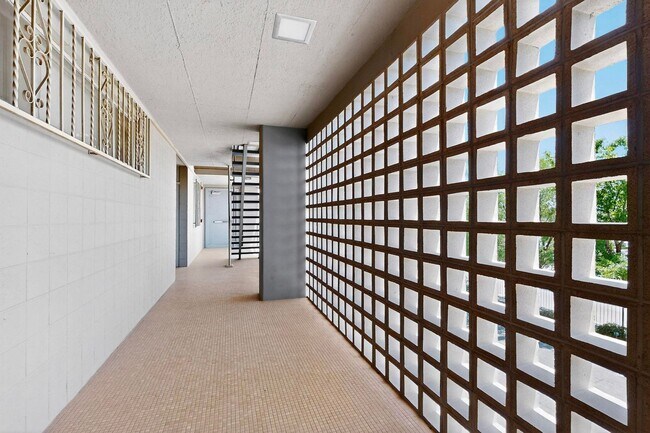 Building Photo - Art Deco Condo 1 Bedroom  1 Bath with cove...
