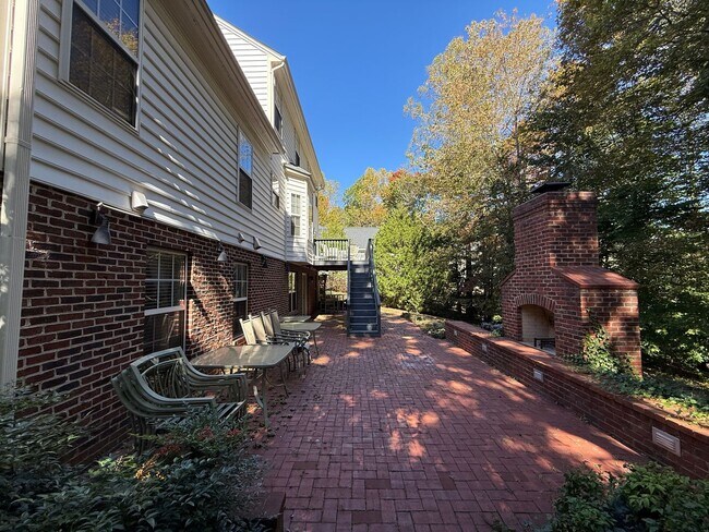 Building Photo - 935 Charter Oaks Dr