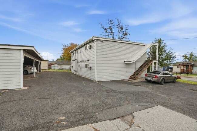 Building Photo - 547 E Fairview Ave