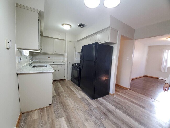 Building Photo - 3952 S 43rd St