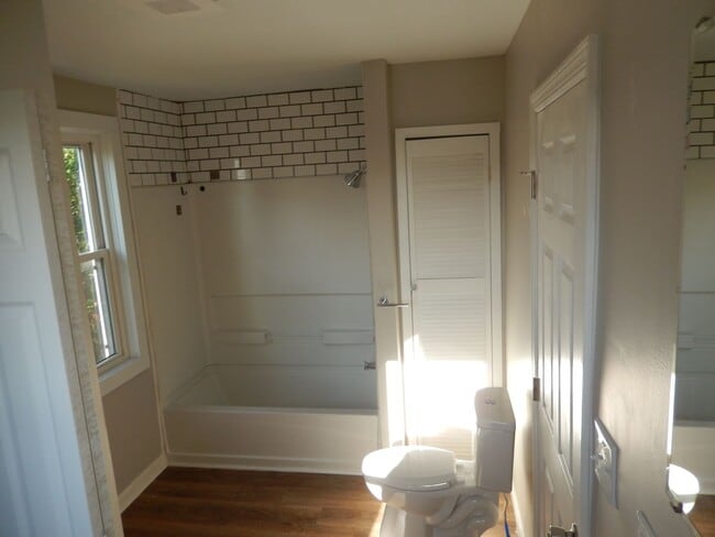 Building Photo - Newly Remodeled 3BR, 2BA, Single Family Ho...