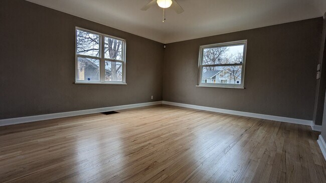 Building Photo - SUPER CUTE 2 or 3 BEDROOM HOME + GARAGE IN QUIET EDGEWATER NEIGHBORHOOD!