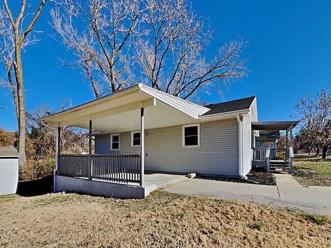 Building Photo - Updated 3-Bed Home with Granite Kitchen Near Shopping & Highways – Independence, MO
