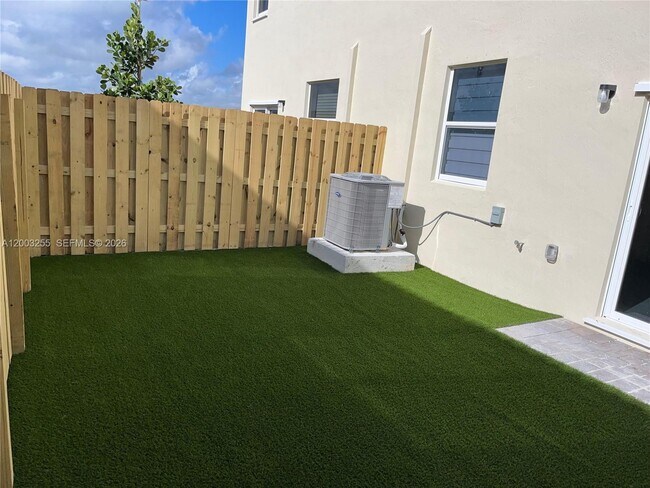 Building Photo - 2679 SE 25th Ter