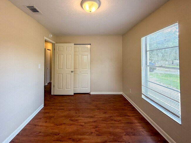 Building Photo - Move-in Ready Recently Updated 4BR/2BA House in Alachua! *Approved Application*
