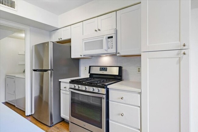 Building Photo - 1313 Southport Dr