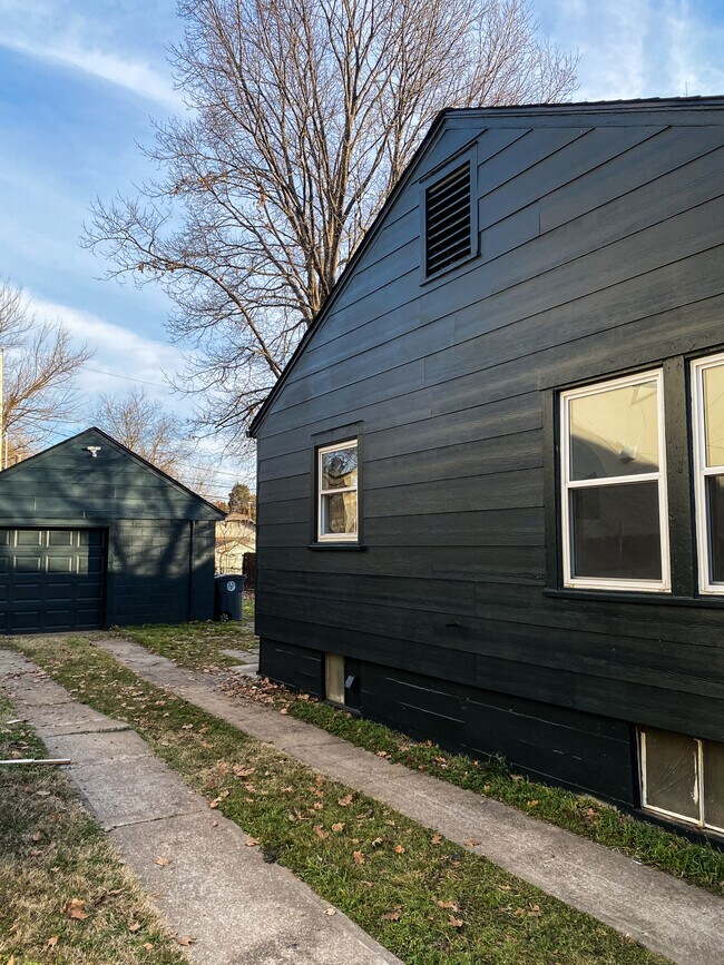 Building Photo - 3509 E 4th St