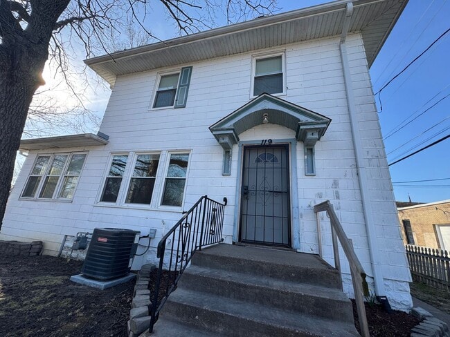 Building Photo - 3 bedroom 1 bath home with a sunroom in Davenport